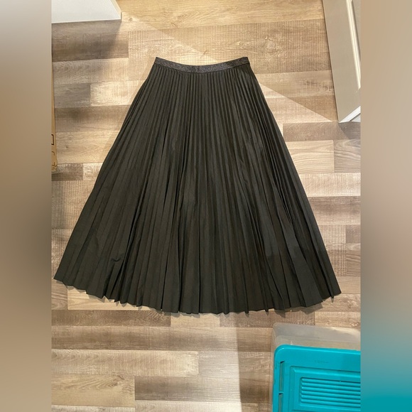 Uniqlo Dark Gray Pleated Maxi Skirt size Medium - Picture 3 of 8